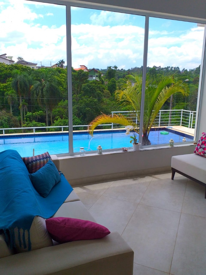 sala intima com vista para a piscina