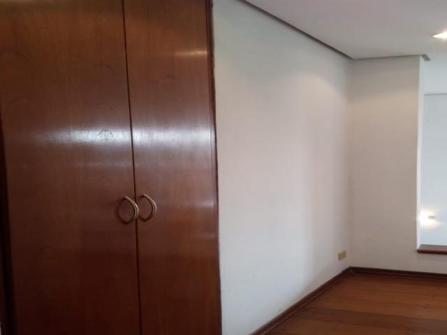Roupeiro no corredor