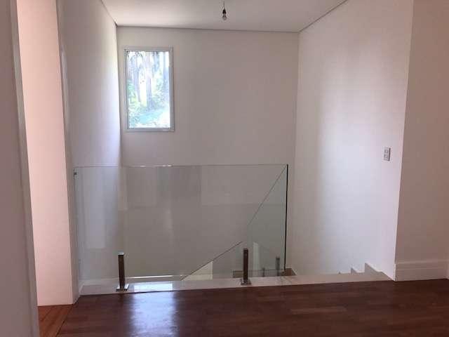 Escada com corrimão de vidro