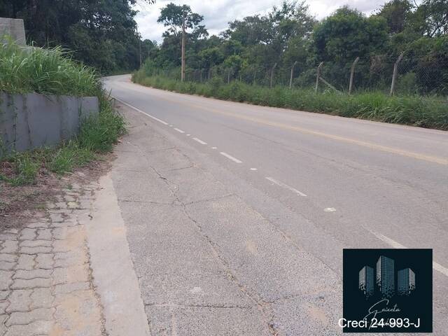 Rua asfaltada até a porta do condominio