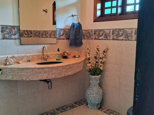 lavabo ao lado da entrada principal