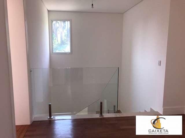 Escada com corrimão de vidro