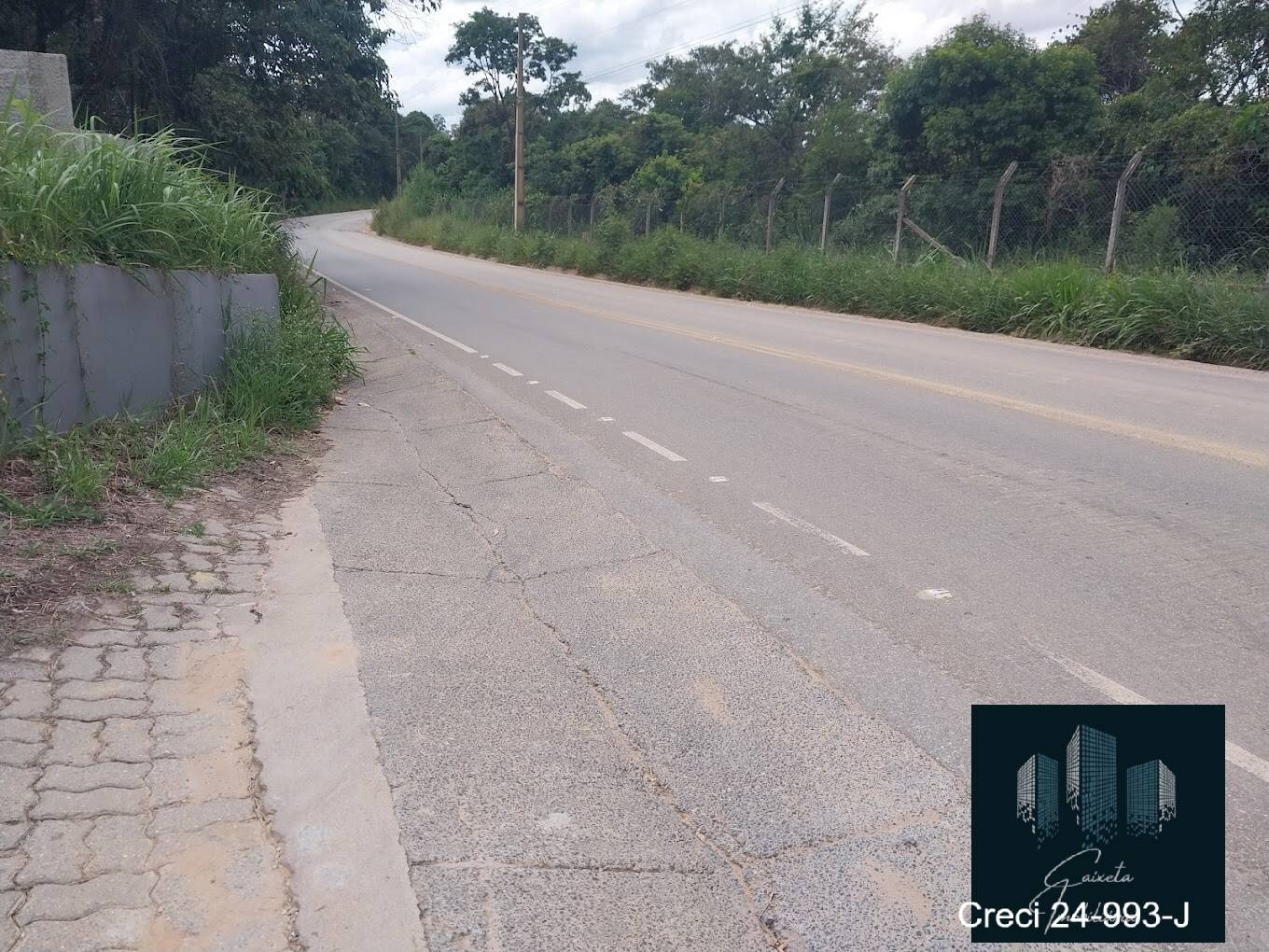 Rua asfaltada até a porta do condominio